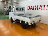 左後ろから。実際の車にはホイルキャップはついておりません。ご了承ください。