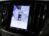 360&deg;ビューカメラは駐車枠や周囲の車両との位置関係が一目瞭然で駐車をサポートしてくれるだけでなく、車両直近の死角を減らして安全性を高める装備。ステアリング切り角に連動した進路予測線も表示されます。