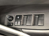 パワーウィンドのスイッチです。運転席に座りながら、助手席や後席の窓を開け閉めできるので大変便利ですよ。