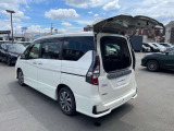 セレナはデュアルゲート付で狭いところでも荷物が出し入れ出来ます。