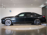 BMWではロングホイールベースの採用をしており、すべての車種に適用され、走行中の安定感の向上されております。また室内空間の広さにも貢献しております。