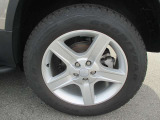 大径ホイールは、車全体の外観に高級感を与える要素の一つです。スポーツカーに装備されていることが多く、その存在感が車のプレミアム感を高めます。デザインが豪華であるため、外観の美しさや魅力が際立ちます。