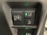 衝突の危険がある時に警告してくれる衝突軽減ブレーキ。車線を外れそうな時に警告し、ステアリング制御してくれる路外逸脱制御機能搭載!