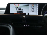 パノラミックビューモニター装備!サイドクリアランスビュー/コーナリングビュー・車両に取り付けたフロント、サイド、バックカメラの映像を合成して画面上に表示させ、車両をうしろ上空から見たような映像を表示。