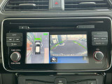 『アラウンドビューモニター』は、空から見下ろすような視点で、スムースな駐車と安全確認をサポートします。