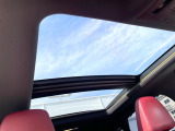 【大型サンルーフ】車内の解放感が一気に上がる大型のパノラマルーフ!季節を問わず開放的で快適なドライブをお楽しみいただけます。流通量も少なく希少価値の高い人気の装備です♪