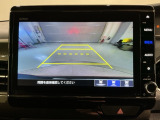リバースギアに入れるだけで後方の表示へ切り替わります。夜間や雨の日の駐車も楽になりますよ。
