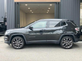 台形ホイールアーチはJeep伝統のデザインです。採用している理由は諸説ありますが、オフロードを走行する際にタイヤとボディが干渉しあわないよう配慮した作りにするためとなります。