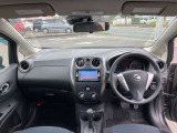 すっきりした運転席周りにはナビやエアコンの操作パネルを設置しておりますので、お一人での運転でもご安心できます。