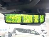 【スマートリヤビューミラー】後席の大きな荷物や同乗者で後方が確認しづらい時でも安心!カメラが撮影した車両後方の映像をルームミラー内に表示。クリアな視界で状況の確認が可能です!