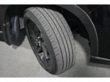 タイヤサイズは225/55R18です