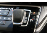 インパネシフトだから視線の移動も少なく足元もスッキリ♪運転席もゆったりしているのでゆとりを持ってドライブできますね!