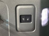 電子制御エアサスペンション 走行中や停車時に車高を上げ下げすることで、多用途性を高めます。乗員の乗り降りの際やトランクに荷物などを積み込むときにも便利です。