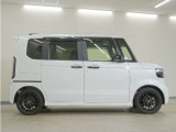 リアには左右スライドドアを採用。狭い駐車場でも開閉しやすく、強風の日でもドアが煽られにくくなっております。小さなお子さまやご年配の方も安心して乗り降りできます。