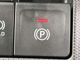 【電動パーキングブレーキ】パーキングブレーキは便利な電動式!ボタン一つで操作でき、アクセルを踏めば自動で解除されます♪レバーやペダルが無いので運転席廻りもすっきりしますね♪