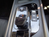 「未来」の運転感覚。手のひらで包むようにしてシフトする電制シフト。お問い合わせは03-5672-1023へ