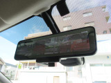 『スマートルームミラー』付き♪♪ 後席乗車の方の頭で後続車を確認できない時には後部カメラが撮影する映像をここに表示させて後方の確認ができます♪♪