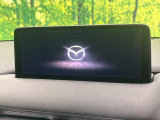 【10.25インチマツダコネクト】車内の雰囲気にマッチした大型ディスプレイ。スマホ接続でのナビ使用やBluetooth再生等、様々な機能が楽しめます。直感的なダイヤル操作が可能で、使い勝手も良好です。