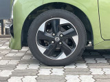 純正アルミホイール。タイヤサイズは155/65R14です。