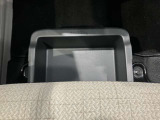 助手席の下にはトレーが付いていますので外部からも見られたくないものも収納出来ます。