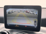 ■苦手な人が多い駐車場での車庫入れや狭い道でも大丈夫です/運転席から見えにくい場所を映し出してドライブをサポートします!