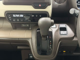 CVT車のセレクトレバーです。低速から高速まで、変速ショックのないスムーズな走りを実現するとともに、エンジン効率のよい領域を維持することで燃費にも貢献します。
