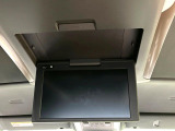 12.1型後席ディスプレイ三列目からでも迫力のエンタメが観れる大画面フリップダウン。
