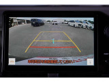 【バックモニター】 後退時に車両の後ろ側を表示します。車庫入れなどでバックする際に安心です。