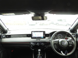 ★視界★運転を気分よく楽しむための工夫のひとつとして、高い剛性をもたせた極細フロントピラーを採用。 前方の死角を減らし、交差点などでの安心感を高める、良好な視界にこだわりました。