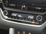 【オートエアコン】車内温度を感知して自動で温度調整をしてくれるのでいつでも快適な車内空間を創り上げます!どの席に座っても快適なドライブが楽しめます♪