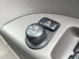 【電動格納ミラー】サイドミラーは電動格納式となっており、狭い駐車場でもキズがつくリスクを抑えられます。