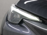 LEDヘッドランプにはアダプティブハイビームシステム「AHS」を採用。光検出カメラで車両検出をし、先行車や対向車に直接ハイビームを当てないように部分遮光します。