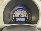 視認性に優れたメーターを採用しており、走行中でも車速や情報が分かりやすく表示されます。運転時の視線移動をむりのない範囲に抑え、快適で安心感のあるドライブをサポートします。