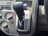 手に馴染むシフトノブで扱いやすく、快適な運転を支えます。