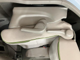 運転席シートリフターを装備しています★細かくドライビングポジションを設定できるので運転し易く、疲れにくいですね♪