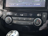 温度設定の楽なオートエアコンは運転席、助手席で設定温度を変更出来ますので快適なドライブが出来ます。