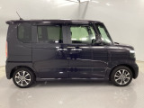 狭い駐車場でも、スライドドアならチャイルドシートへのお子さまの乗降や荷物の積載もスムーズ。