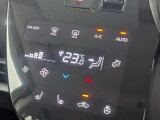 オートエアコンで温度を設定するだけで快適な車内環境を維持することができます!