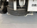 車の下にスペアタイヤが収納されています!突然のパンク修理にお使いください!