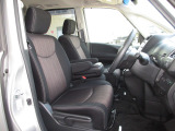 運転席には高さ調整ができる『シートハイトアジャスター機能』が付いています! これなら小柄な方にも大柄な方にも自分にぴったりの運転姿勢がとれますね〜!