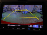 バックカメラの画像です。ガイドラインがスムースな車庫入れをサポートいたします。車庫入れの安心感がアップしますね。