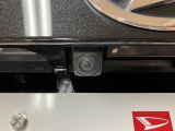 車輌の前後左右に搭載した4つのカメラから取り込んだ画像を合成し、くるまを真上からみているような映像を表示。運転席から確認しにくい車輌周囲の状況を把握できまよ ♪