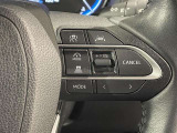 ステアリングスイッチ付きで、運転中に視線を前に向けたまま操作できます。