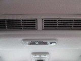 リヤシーリングファンも装備しておりますので車内がより快適になりますね。