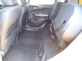 ◆チップアップ&ダイブダウン機構付【ULTR SEAT】は後席座面を左右分割で跳ね上げることができます。トランクで積載できない背の高い荷物をラクラク収納できます。ホンダ車ならではの人気装備です。