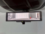 インテリジェントルームミラー搭載で、車の後方に設置されたカメラ映像を映し出してシートバックやヘッドレスト、同乗者に視界が遮られることがなく視認性が非常に良いです
