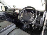 視界良好、操作しやすい運転席です。