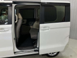 自動開閉するオ-トスライドドア付!!開閉部が広く狭い場所の乗り降りでも便利、半ドア防止機能や小さな子供さんの事故を防ぐ安全装備も付いて便利で安心♪♪
