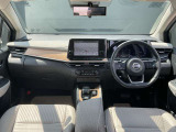 運転席周りになります。内装色はベージュ系です。