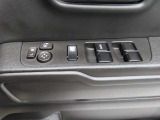 運転席のパワーウインドースイッチ部です。よく触れる場所だからこそ、使用状態があらわれますよね。ぜひこうした所もチェックしてください。